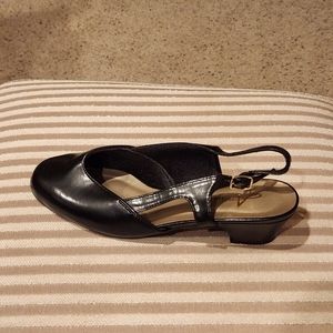 Womens Annie Leather Closed Toe Strappy Slingback Heels Sandal 10 Wide - Black